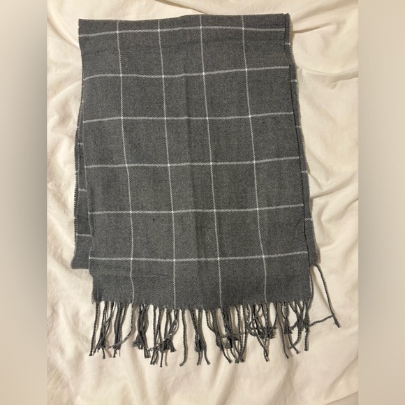 patterned grey scarf (never worn) - Picture 2 of 3